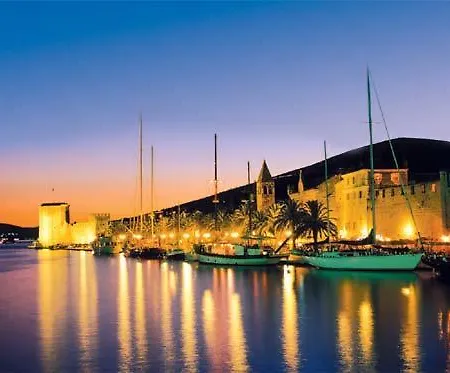 Pere アパート トロギール